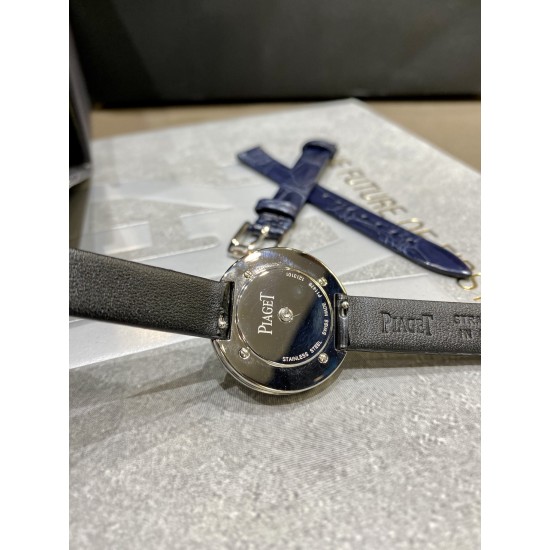 全网女生听我的!买它…❤️。 伯爵“时来运转”顶级奢侈品入门款精致的 29mm尺寸大小!第一眼看到它的时候我一眼就中,首先是外观设计足够百搭,➕上外层一圈可来回转动 很有寓意、一起“转动,遇见非凡”。上手很秀气,彩色鳄鱼皮可轻松拆卸 看上去就高端,机芯采用瑞士进口石英机芯,螺旋式表圈316L精钢打磨抛光 表面光亮如镜、表盘内圈钻石刻度 11颗⭕️圆形美钻(约0.07克拉)外圈一颗圆形美钻(约0.05克拉) 全网女生听我的!买它…❤️。 伯爵“时来运转”顶级奢侈品入门款精致的 29mm尺寸大小!第一眼看到它的时候我一眼就中,首先是外观设计足够百搭,➕上外层一圈可来回转动 很有寓意、一起“转动,遇见非凡”。上手很秀气,彩色鳄鱼皮可轻松拆卸 看上去就高端,机芯采用瑞士进口石英机芯,螺旋式表圈316L精钢打磨抛光 表面光亮如镜、表盘内圈钻石刻度 11颗⭕️圆形美钻(约0.07克拉)外圈一颗圆形美钻(约0.05克拉)