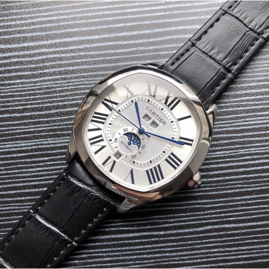 卡地亚 Drive de Cartier X1 6位日历及24小时渐变式昼夜显示腕表。12位星期,月份独特显示。敏锐、独立、优雅,这正是Drive男士的风格。他秉承独树一帜的人生态度和思考方式,熟稔真正的生活艺术。从容不迫的外表之下,隐藏着细腻而高贵的灵魂。自由不羁是他与生俱来的品格。1904-FU MC型全自动机械机芯。表壳尺寸42mm,八角形表冠,雕纹表盘,罗马时标,剑形指针。折叠表扣。独家放送!三杰精致推荐男士机腕表 SJ为你精心打造超真实实物图拍摄 卡地亚 Drive de Cartier X1 6位日历及24小时渐变式昼夜显示腕表。12位星期,月份独特显示。敏锐、独立、优雅,这正是Drive男士的风格。他秉承独树一帜的人生态度和思考方式,熟稔真正的生活艺术。从容不迫的外表之下,隐藏着细腻而高贵的灵魂。自由不羁是他与生俱来的品格。1904-FU MC型全自动机械机芯。表壳尺寸42mm,八角形表冠,雕纹表盘,罗马时标,剑形指针。折叠表扣。独家放送!三杰精致推荐男士机腕表 SJ为你精心打造超真实实物图拍摄