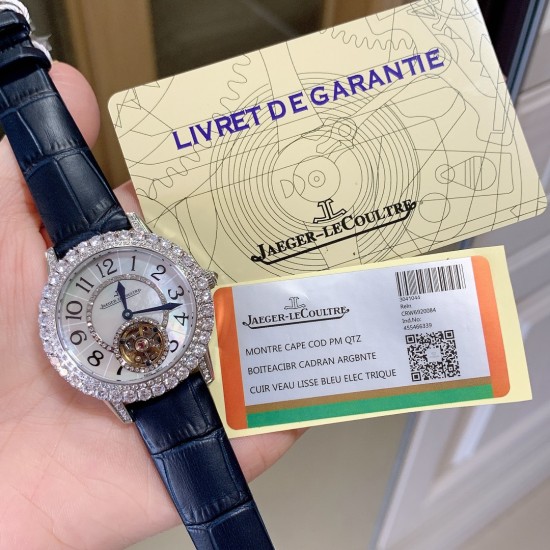实拍 积家Rendez-Vous约会系列 全自动机械飞轮女士腕表,由天然深海珍珠贝母打造的表盘与精钢镶钻表圈交相辉映,散发着柔和的七彩光泽,而位于六时位置的飞轮则如优雅的腕上芭蕾,尽显独特女性魅力。高端配置,蓝宝石镜面,进口牛皮原装折叠扣/精钢表壳表带,尺寸:宽33mm、厚11mm。 实拍 积家Rendez-Vous约会系列 全自动机械飞轮女士腕表,由天然深海珍珠贝母打造的表盘与精钢镶钻表圈交相辉映,散发着柔和的七彩光泽,而位于六时位置的飞轮则如优雅的腕上芭蕾,尽显独特女性魅力。高端配置,蓝宝石镜面,进口牛皮原装折叠扣/精钢表壳表带,尺寸:宽33mm、厚11mm。