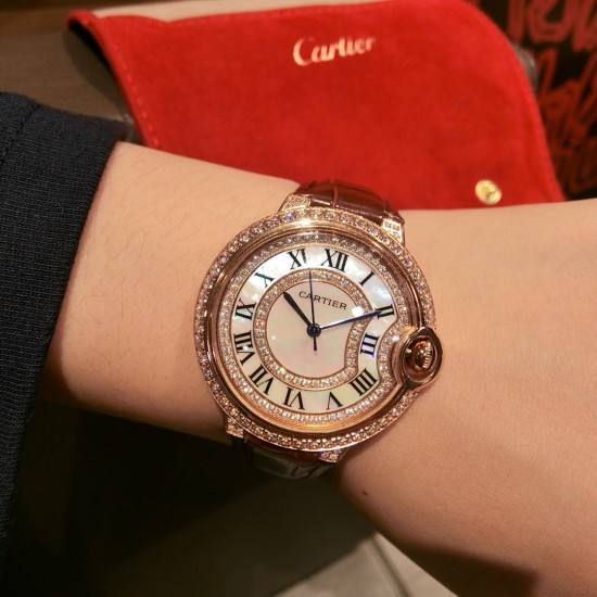高品质, Ballon Bleu de Cartier卡地亚蓝气球腕表奢华系列,百搭尺寸36mm,简约又别具品味,搭配进口意大利鳄鱼纹小牛皮制作摒弃了现代盛行的繁复华丽的修饰,以简约重新诠释唯美,打造独家高品质,采用斯华洛水晶钻石制作出表盘 优雅精致高贵气质尽显无漏 高品质, Ballon Bleu de Cartier卡地亚蓝气球腕表奢华系列,百搭尺寸36mm,简约又别具品味,搭配进口意大利鳄鱼纹小牛皮制作摒弃了现代盛行的繁复华丽的修饰,以简约重新诠释唯美,打造独家高品质,采用斯华洛水晶钻石制作出表盘 优雅精致高贵气质尽显无漏