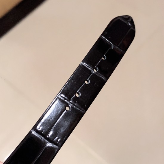 实拍 伯爵全新Limelight Gala系列!走颜值路线的伯爵女表,公然表示,伯爵最好看的女表就是Limelight Gala。它的流线型设计带出了女人妩媚感,而且,非常有辨识型,属于“第一眼伯爵”腕表以迷人的不对称曲线及精湛的宝石镶嵌工艺,杰出设计及珠宝完美融为一体!全新作品嵌入直径更大的华丽美钻,莹白臻美的珍珠贝表盘,搭配黑色 红色 绿色 三色牛皮表带。凸显钻石的熠熠华彩,诠释隽永不凡的经典设计 实拍 伯爵全新Limelight Gala系列!走颜值路线的伯爵女表,公然表示,伯爵最好看的女表就是Limelight Gala。它的流线型设计带出了女人妩媚感,而且,非常有辨识型,属于“第一眼伯爵”腕表以迷人的不对称曲线及精湛的宝石镶嵌工艺,杰出设计及珠宝完美融为一体!全新作品嵌入直径更大的华丽美钻,莹白臻美的珍珠贝表盘,搭配黑色 红色 绿色 三色牛皮表带。凸显钻石的熠熠华彩,诠释隽永不凡的经典设计