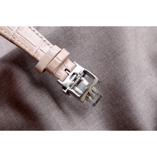 ★实拍 Vacheron Constantin江诗丹顿纵横四海系列OVERSEAS女款小号型2300v/2305v【表壳】表径3610.8mm 同步原装 质感细腻大方 蓝宝石镜面【字面】表盘经旭日纹缎面拉丝工艺处理 深邃优雅 18k金时标均带白色夜光涂层【机芯】CITIZEN8系列改Cal.5300机芯(机芯稳定零返修 )后原装18k纳米镀金质摆陀【表带扣】半马其他十字三片折叠式表扣 进口牛皮表带越欣赏 越懂欣赏 ★实拍 Vacheron Constantin江诗丹顿纵横四海系列OVERSEAS女款小号型2300v/2305v【表壳】表径3610.8mm 同步原装 质感细腻大方 蓝宝石镜面【字面】表盘经旭日纹缎面拉丝工艺处理 深邃优雅 18k金时标均带白色夜光涂层【机芯】CITIZEN8系列改Cal.5300机芯(机芯稳定零返修 )后原装18k纳米镀金质摆陀【表带扣】半马其他十字三片折叠式表扣 进口牛皮表带越欣赏 越懂欣赏