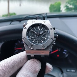 男款⌚️品牌：爱彼-AP皇家橡树  五针多功能男士石英腕表，高级蓝宝石镜面，全自动进口多功能计时跑秒石英机芯，走时稳定0时差 配备顶级316L精钢钢壳，原装天然橡胶表带，搭配原装扣 尺寸43mm，三杰精心推荐男士多功能计时跑秒石英腕表 SJ为你精心打造超真实实物图拍摄 让你超真实实物图体验