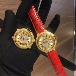 来货~实拍爆款黄金色卡地亚蓝气球满钻系列双排四角钻✨超美人工镶嵌施华洛世奇水晶钻 字面全钻尽显高端品质 鳄鱼纹小牛皮搭配原装折叠扣 方便携带 瑞士石英机芯 百搭尺寸36mm(金玫白可选)适合各种高大上场合❗️