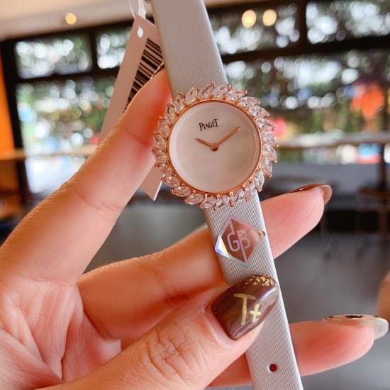 伯爵-PIAGET 全新高级珠宝系列,18K白金.玫瑰金,镶饰24颗马眼型切割美钻(约3.84克拉)是高级珠宝制作的一大挑战;钻石散发的耀眼光芒,皮带采用轻柔的缎面材质,与钻石造型形成优雅对比。原装尺寸31X7.8mm 伯爵-PIAGET 全新高级珠宝系列,18K白金.玫瑰金,镶饰24颗马眼型切割美钻(约3.84克拉)是高级珠宝制作的一大挑战;钻石散发的耀眼光芒,皮带采用轻柔的缎面材质,与钻石造型形成优雅对比。原装尺寸31X7.8mm