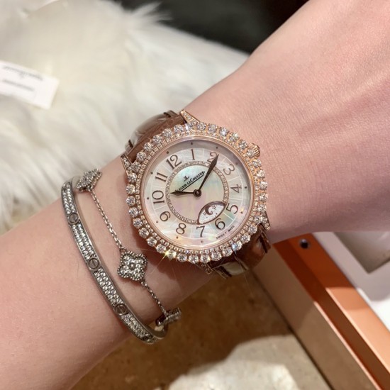 实拍 积家-Jaeger-LeCoultre DAZZLING RENDEZ- VOUS MOON约会系列月相珠宝腕表月之女神,是浪漫与柔美的象征,她掌管着大自然中的潮起潮落和季节更替,是艺术家与诗人们的灵感源泉,在温润莹亮的白色珍珠母贝映衬下,晶莹璀璨的钻石散发出夜空般的静谧之美,表圈镶嵌108颗钻石,组成两个环绕表壳的同心圆。由36颗以爪镶工艺镶嵌的钻石组成的外圈,为光芒闪耀的表圈营造出轻盈美妙的质感,尺寸36mm的精钢表壳搭配进口瑞士石英,采用蓝宝石水晶玻璃。 实拍 积家-Jaeger-LeCoultre DAZZLING RENDEZ- VOUS MOON约会系列月相珠宝腕表月之女神,是浪漫与柔美的象征,她掌管着大自然中的潮起潮落和季节更替,是艺术家与诗人们的灵感源泉,在温润莹亮的白色珍珠母贝映衬下,晶莹璀璨的钻石散发出夜空般的静谧之美,表圈镶嵌108颗钻石,组成两个环绕表壳的同心圆。由36颗以爪镶工艺镶嵌的钻石组成的外圈,为光芒闪耀的表圈营造出轻盈美妙的质感,尺寸36mm的精钢表壳搭配进口瑞士石英,采用蓝宝石水晶玻璃。