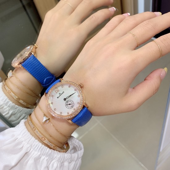 实拍 AW厂 Blancpain-宝珀女装系列复杂功能腕表共镶有152颗美钻。其中的108颗钻石镶嵌于36.8毫米的红金表壳之上。钻石紧密交织为两圈,错落有致,与品牌的标志性双层表圈设计相互呼应。表冠上亦镶有精致美钻,尽现腕表的华美雅致。 实拍 AW厂 Blancpain-宝珀女装系列复杂功能腕表共镶有152颗美钻。其中的108颗钻石镶嵌于36.8毫米的红金表壳之上。钻石紧密交织为两圈,错落有致,与品牌的标志性双层表圈设计相互呼应。表冠上亦镶有精致美钻,尽现腕表的华美雅致。