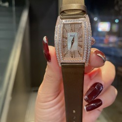 伯爵-piaget-G0A33091女士腕表，水桶形的表壳别具一格，独特的绢布表带搭配原版针扣，完美结合，尽显奢华时尚气质。原装瑞士机芯，316L精钢表壳，度18k白金和玫瑰金，尺寸27x38mm备受喜爱、值得拥有[机智][耶]实物超美