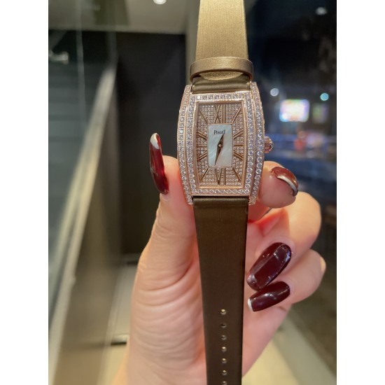伯爵-piaget-G0A33091女士腕表，水桶形的表壳别具一格，独特的绢布表带搭配原版针扣，完美结合，尽显奢华时尚气质。原装瑞士机芯，316L精钢表壳，度18k白金和玫瑰金，尺寸27x38mm备受喜爱、值得拥有[机智][耶]实物超美