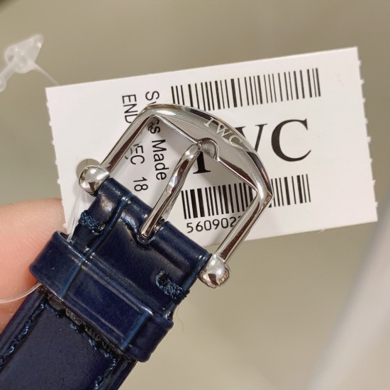 实拍【IWC 2019推出女士全新 Portofino波涛菲诺系列】1⃣️:壳套尺寸34mm/8.8mm采用316精钢材质打磨,每个壳套全程CNC处理所有细节达到完美2⃣️:采用进口日本9015天文台级别经过本厂严格把控 调试 达到零返修稳定性3⃣️:采用瑞士蓝宝石镜面 通透明亮4⃣️字面采用简洁的条丁罗马和表盘十二颗 设计呈现出精致典雅之感5⃣️:表带采用原装快速更换系统 搭配意大利小牛皮皮质柔软细腻:有六种颜色可选(绿色,兰色,黑色,深棕,酒红,粉色)6⃣️:原装表扣采用316精钢材质打磨 实拍【IWC 2019推出女士全新 Portofino波涛菲诺系列】1⃣️:壳套尺寸34mm/8.8mm采用316精钢材质打磨,每个壳套全程CNC处理所有细节达到完美2⃣️:采用进口日本9015天文台级别经过本厂严格把控 调试 达到零返修稳定性3⃣️:采用瑞士蓝宝石镜面 通透明亮4⃣️字面采用简洁的条丁罗马和表盘十二颗 设计呈现出精致典雅之感5⃣️:表带采用原装快速更换系统 搭配意大利小牛皮皮质柔软细腻:有六种颜色可选(绿色,兰色,黑色,深棕,酒红,粉色)6⃣️:原装表扣采用316精钢材质打磨
