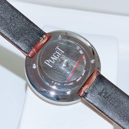 ★实拍 伯爵-PIAGET,时尚石英女款,来自Possession系列诚意推荐,魅力十足的臻品采用瑞士石英机芯,蓝宝石水晶玻璃镜面,表圈可360度旋转,在不经意的旋转之间带来不同的好心情灵动搭配,转动间,专属于你独一无二的个性造型耀目而生有光圈、单排钻和双排钻任性选择!表壳直径34mm厚度8mm。 ★实拍 伯爵-PIAGET,时尚石英女款,来自Possession系列诚意推荐,魅力十足的臻品采用瑞士石英机芯,蓝宝石水晶玻璃镜面,表圈可360度旋转,在不经意的旋转之间带来不同的好心情灵动搭配,转动间,专属于你独一无二的个性造型耀目而生有光圈、单排钻和双排钻任性选择!表壳直径34mm厚度8mm。