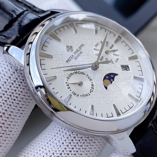 PP最新款式 百达翡丽Patek Philippe 搭配进口9100多功能机芯(零返修)功能(24小时,星期,星辰,月份)进口316精钢!搭配意大利进口小牛皮!原装折叠扣!尺寸42mm。耐磨防刮蓝宝石玻璃!超强防水50米!简约而不简单!百达翡丽,你值得拥有! PP最新款式 百达翡丽Patek Philippe 搭配进口9100多功能机芯(零返修)功能(24小时,星期,星辰,月份)进口316精钢!搭配意大利进口小牛皮!原装折叠扣!尺寸42mm。耐磨防刮蓝宝石玻璃!超强防水50米!简约而不简单!百达翡丽,你值得拥有!