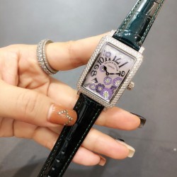 法兰克穆勒Franck muller- Long Island长岛系列时尚腕表，众多网红同款，316L精钢材质，搭配亮皮表带 纯手工施华洛世奇镶嵌工艺制作，满天星能折射更多的光线，突显野性和奢华的特征极其搭配，给各种风格的搭配带来新的光彩，精致典雅，奢华绽放。尺寸40mm*33mm*12mm