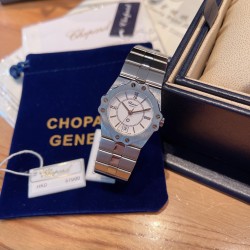 萧邦CHOPARD-St. Moritz圣莫里茨系列5156女士手镯表，1980年，Chopard萧邦推出了首款运动腕表，也是品牌工坊打造的首款钢制时计——St. Moritz，对当时专于制作金表和镶钻金表的Chopard萧邦而言，极具创新意义。St. Moritz腕表的圆形表圈点缀八颗螺丝，两两一组，分布在四个基本方位，每一节表带都由多个配件螺丝组装而成，难度非常之高，历经一年不断改进终出成品 。尺寸28mm 轻松驾驭 休闲精致都如你[爱心]（附送萧邦丝绒手表袋，退换袋子需退回‼️‼️）