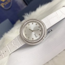 实拍 伯爵-PIAGET 女士腕表 瑞士石英机芯 316L精钢表壳 真牛皮表带 尺寸34*8mm 蓝宝石玻璃镜面 简约的设计,大胆而多彩的配色,以及旋转表圈是伯爵品牌 Possession腕表的特质所在。通过品牌制表师们天马星空的创意,将各个亮色的表带与贵金属、钻石、精钢材质相融,通过圆形盘面的演绎,令全新的 Possession腕表越发闪耀夺目,给人眼前一亮之感。