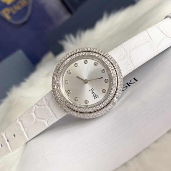实拍 伯爵-PIAGET 女士腕表 瑞士石英机芯 316L精钢表壳 真牛皮表带 尺寸34*8mm 蓝宝石玻璃镜面 简约的设计,大胆而多彩的配色,以及旋转表圈是伯爵品牌 Possession腕表的特质所在。通过品牌制表师们天马星空的创意,将各个亮色的表带与贵金属、钻石、精钢材质相融,通过圆形盘面的演绎,令全新的 Possession腕表越发闪耀夺目,给人眼前一亮之感。 实拍 伯爵-PIAGET 女士腕表 瑞士石英机芯 316L精钢表壳 真牛皮表带 尺寸34*8mm 蓝宝石玻璃镜面 简约的设计,大胆而多彩的配色,以及旋转表圈是伯爵品牌 Possession腕表的特质所在。通过品牌制表师们天马星空的创意,将各个亮色的表带与贵金属、钻石、精钢材质相融,通过圆形盘面的演绎,令全新的 Possession腕表越发闪耀夺目,给人眼前一亮之感。