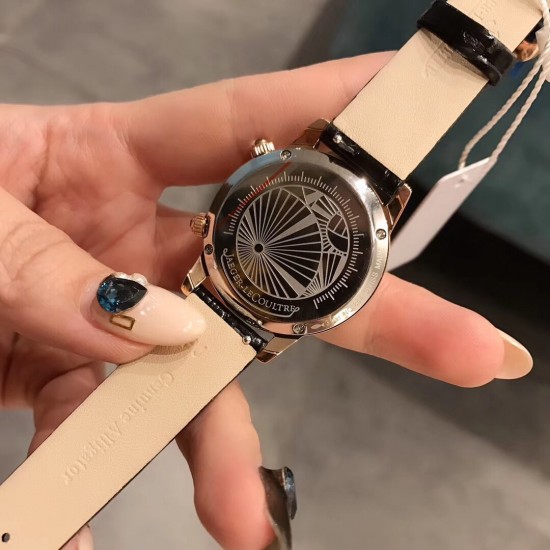 积家约会系列月相腕表延续了约会系列的独特美学,以珍珠母贝打造一轮皎洁明月,伴以钻石镶饰的璀璨星光,衬于深邃的蓝天表盘之上,可谓“晃所有人的眼,露自己的脸”,将女士的优雅浪漫萦绕腕间,俘获了芳心无数。进口石英机芯,蓝宝石镜面,原装折叠扣,表盘宽34mm,厚9mm。 积家约会系列月相腕表延续了约会系列的独特美学,以珍珠母贝打造一轮皎洁明月,伴以钻石镶饰的璀璨星光,衬于深邃的蓝天表盘之上,可谓“晃所有人的眼,露自己的脸”,将女士的优雅浪漫萦绕腕间,俘获了芳心无数。进口石英机芯,蓝宝石镜面,原装折叠扣,表盘宽34mm,厚9mm。
