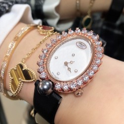 品牌：宝玑-Breguet ™️系列：珠宝系列 现推出石英版本 宝玑GJ29BB8924/5D58 雕花珍珠贝母 镶钻 女士腕表表壳电镀18K金鹅卵形表壳，外缘镶嵌24颗明亮式切割钻石和一颗日本Akoya 海水珍珠。尺寸：34.4 x 28.7毫米。表盘为玑镂刻花珍珠母贝。12点位置镶嵌宝玑铭牌。偏心小时刻度环，3点、6点、9点和12点位置设有钻石时标。宝玑经典针尖镂空式蓝钢指针。镌刻编号和Breguet隐形签名。丝缎表带，搭配折叠镶钻表扣。