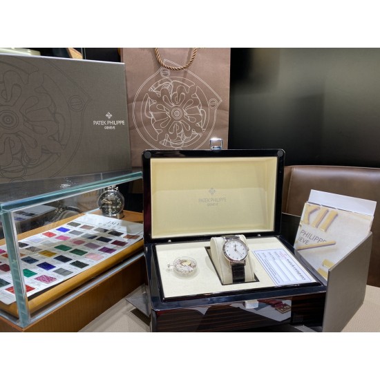 表中之王——百达翡丽   2021新款百达古典系列女款，型号7200R-001，表盘字面采用与官方一致乳白色粒纹表盘和金质立体字块，蓝宝石双卜玻璃，搭配超薄全自动机械机芯cal.240，超薄款牛皮，针扣款式与官方一致，表径34.6mm，厚度9.5mm，颜值真的不输积家卡地亚呀越看越美[哇]