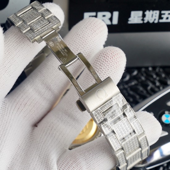 原版复刻 欧米茄镶钻系列,直径40mm,厚度9mm,所有配零件与官版互通!尺寸重量均与正版一致!【机芯】ETA2824机芯,所有机芯出厂均严格调试确保走时精准。【表壳表扣】与原版一致材质的316L精钢表壳搭配316L精钢表带/原装保险扣,表扣跟原装一样是镶钻的,3.表带的每一节带粒都是镶有三排钻石的,完全吻合原版【表镜】抗刮损蓝水晶玻璃采用进口南非钻,历经数日的手工镶嵌而成,不易掉钻。是手表中一款比较超薄的机械表,质量保证,价格贴心!拥有即贴心!⚠️请认准独家品质 原版复刻 欧米茄镶钻系列,直径40mm,厚度9mm,所有配零件与官版互通!尺寸重量均与正版一致!【机芯】ETA2824机芯,所有机芯出厂均严格调试确保走时精准。【表壳表扣】与原版一致材质的316L精钢表壳搭配316L精钢表带/原装保险扣,表扣跟原装一样是镶钻的,3.表带的每一节带粒都是镶有三排钻石的,完全吻合原版【表镜】抗刮损蓝水晶玻璃采用进口南非钻,历经数日的手工镶嵌而成,不易掉钻。是手表中一款比较超薄的机械表,质量保证,价格贴心!拥有即贴心!⚠️请认准独家品质