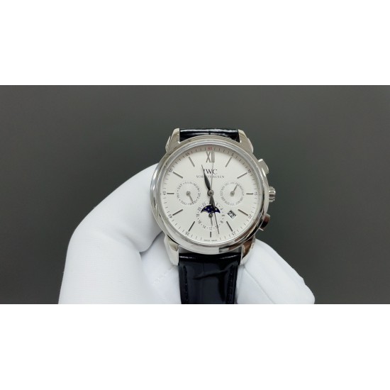 IWC万国最新力作最高版本万国波涛菲诺多功能高级自动腕表!9100多功能进口机械机芯!整表壳CNC精磨工艺,与原装工艺效果如出一辙,整体字面质感更佳!在订制机芯的加持下,尺寸41*10mm,优雅的贵族气息结合无与伦比的视觉享受,神秘雅致,精湛非凡,采用顶级意大利小皮材质表带,质地柔软细腻,手工缝制的丝线,纹路清晰,均匀规整,大方富有档次。⚠️请认准独家品质 IWC万国最新力作最高版本万国波涛菲诺多功能高级自动腕表!9100多功能进口机械机芯!整表壳CNC精磨工艺,与原装工艺效果如出一辙,整体字面质感更佳!在订制机芯的加持下,尺寸41*10mm,优雅的贵族气息结合无与伦比的视觉享受,神秘雅致,精湛非凡,采用顶级意大利小皮材质表带,质地柔软细腻,手工缝制的丝线,纹路清晰,均匀规整,大方富有档次。⚠️请认准独家品质