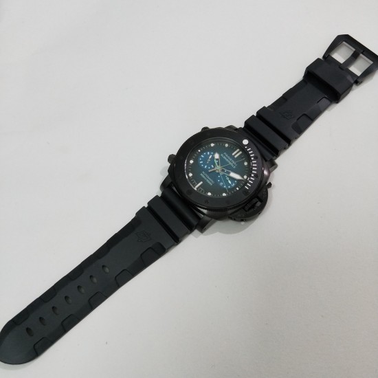 沛纳海新款来袭！SUBMERSIBLE 潜行系列PAM00983，纪尧姆内里特别版，设计灵感来自于这位法国自由潜水冠军纪尧姆内里(GUILLAUME NRY)，他因创下世界纪录和拍摄惊艳的水底照片而蜚声国际。PAM00983,直径47mm,厚度15mm,矿物质强化玻璃，316L精钢黑壳，黑色陶瓷逆时针旋转表圈附分度标，坚韧橡胶表带，表底盖镌刻自由潜水冠军本人的署名、莫雷阿岛的图像，以及他在恒重自由潜水项目创下的惊人纪录 ── 单口闭气下潜126米。