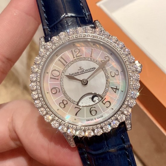 实拍 积家-Jaeger-LeCoultre DAZZLING RENDEZ- VOUS MOON约会系列月相珠宝腕表月之女神,是浪漫与柔美的象征,她掌管着大自然中的潮起潮落和季节更替,是艺术家与诗人们的灵感源泉,在温润莹亮的白色珍珠母贝映衬下,晶莹璀璨的钻石散发出夜空般的静谧之美,表圈镶嵌108颗钻石,组成两个环绕表壳的同心圆。由36颗以爪镶工艺镶嵌的钻石组成的外圈,为光芒闪耀的表圈营造出轻盈美妙的质感,尺寸36mm的精钢表壳搭配进口瑞士石英,采用蓝宝石水晶玻璃。 实拍 积家-Jaeger-LeCoultre DAZZLING RENDEZ- VOUS MOON约会系列月相珠宝腕表月之女神,是浪漫与柔美的象征,她掌管着大自然中的潮起潮落和季节更替,是艺术家与诗人们的灵感源泉,在温润莹亮的白色珍珠母贝映衬下,晶莹璀璨的钻石散发出夜空般的静谧之美,表圈镶嵌108颗钻石,组成两个环绕表壳的同心圆。由36颗以爪镶工艺镶嵌的钻石组成的外圈,为光芒闪耀的表圈营造出轻盈美妙的质感,尺寸36mm的精钢表壳搭配进口瑞士石英,采用蓝宝石水晶玻璃。