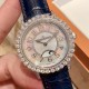 实拍 积家-Jaeger-LeCoultre DAZZLING RENDEZ- VOUS MOON约会系列月相珠宝腕表月之女神,是浪漫与柔美的象征,她掌管着大自然中的潮起潮落和季节更替,是艺术家与诗人们的灵感源泉,在温润莹亮的白色珍珠母贝映衬下,晶莹璀璨的钻石散发出夜空般的静谧之美,表圈镶嵌108颗钻石,组成两个环绕表壳的同心圆。由36颗以爪镶工艺镶嵌的钻石组成的外圈,为光芒闪耀的表圈营造出轻盈美妙的质感,尺寸36mm的精钢表壳搭配进口瑞士石英,采用蓝宝石水晶玻璃。 实拍 积家-Jaeger-LeCoultre DAZZLING RENDEZ- VOUS MOON约会系列月相珠宝腕表月之女神,是浪漫与柔美的象征,她掌管着大自然中的潮起潮落和季节更替,是艺术家与诗人们的灵感源泉,在温润莹亮的白色珍珠母贝映衬下,晶莹璀璨的钻石散发出夜空般的静谧之美,表圈镶嵌108颗钻石,组成两个环绕表壳的同心圆。由36颗以爪镶工艺镶嵌的钻石组成的外圈,为光芒闪耀的表圈营造出轻盈美妙的质感,尺寸36mm的精钢表壳搭配进口瑞士石英,采用蓝宝石水晶玻璃。
