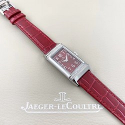 实拍 调美价 积家Jaeger Revers one一号翻转腕表 ！翻转真的是好看到爆炸积家翻转系列3288420 ！低调有历史底蕴！尺寸40.1*20独具一格，进口朗达机芯稳定持久，烧钢蓝指针芳泽无加，午夜蓝色的小牛皮如精灵般俏皮可爱 ，加上原装表扣独特100%的还原度。优雅的气质，精致的翻转结构，精美的做工，腕间璀璨美钻照亮倾心时刻，会让佩戴者赏心悦目，爱不释手。2020大旱望云，愿所有的美好都能如期而至。认准实拍细节！小红书爆款推荐！鳄鱼皮