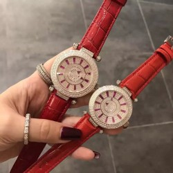 FRANCK MULLER【法兰克•穆勒】神秘时间 玩转表界 2020年新款女式腕表，官网同步更新，奢华的经典著作当属FM出品，纯钢外壳，镶嵌施华洛世奇水晶，高端的奢华与尊贵，经典满钻字面，突破设计风格和寓意深刻，改变需要新形象，你值得拥有。进口2836全自动机械，蓝宝石镜面，亮色真牛皮表带。尺寸大号42mm   小号38mm