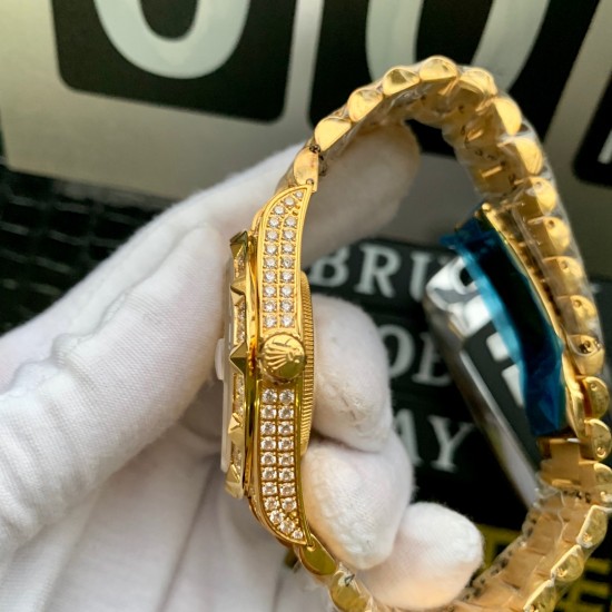 特别推荐新款劳力士满天星镶钻系列电镀18K金土豪金,整个手表采用进口南非钻纯手工四爪镶钻制作而成.永不掉钻的承诺,整个手表佩戴起来显得更加有档次大气,男神值得拥有!尺寸41毫米、厚度12毫米、全自动机械表搭配原装进口机芯 9⃣️字位24小时计时功能,性能稳定 零返俢 蓝宝石耐划玻璃镜面,316原钢精工打磨,高端字面厂精心设计的表盘,精益求精⚠️请认准独家品质 特别推荐新款劳力士满天星镶钻系列电镀18K金土豪金,整个手表采用进口南非钻纯手工四爪镶钻制作而成.永不掉钻的承诺,整个手表佩戴起来显得更加有档次大气,男神值得拥有!尺寸41毫米、厚度12毫米、全自动机械表搭配原装进口机芯 9⃣️字位24小时计时功能,性能稳定 零返俢 蓝宝石耐划玻璃镜面,316原钢精工打磨,高端字面厂精心设计的表盘,精益求精⚠️请认准独家品质