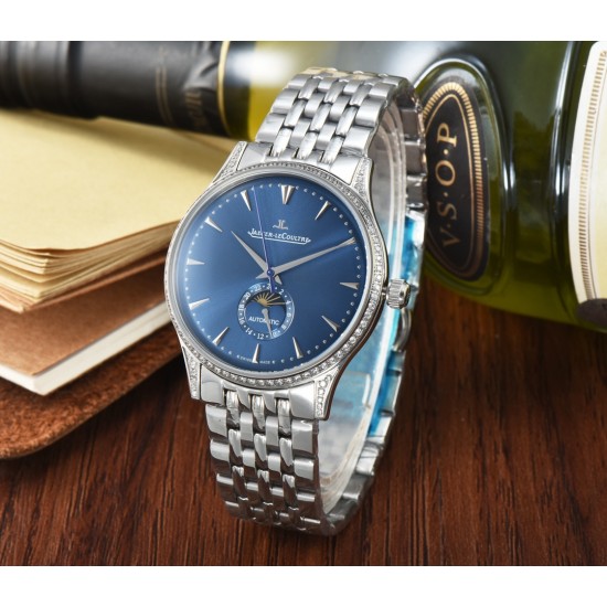Jaeger-leCoultre Master Ultra Thin Moon积家超薄月相大师系列42mm腕表,简洁的线条设计,赏心悦目的表盘。 显示令表盘尽显活力,6位24小时指针宛如一幕和谐美妙的腕上芭蕾。透过玻璃底盖,机芯运行一目了然。这款厚度仅5.8毫米的超薄机芯向世人证实,超凡的技艺和极尽复杂的功能可以在狭小的空间内完美展现。顶级出品 精品不断 Jaeger-leCoultre Master Ultra Thin Moon积家超薄月相大师系列42mm腕表,简洁的线条设计,赏心悦目的表盘。 显示令表盘尽显活力,6位24小时指针宛如一幕和谐美妙的腕上芭蕾。透过玻璃底盖,机芯运行一目了然。这款厚度仅5.8毫米的超薄机芯向世人证实,超凡的技艺和极尽复杂的功能可以在狭小的空间内完美展现。顶级出品 精品不断
