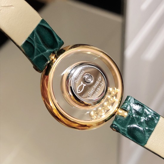 【独家美拍萧邦经邦萧邦HAPPY DIAMONDS系列快乐钻腕表】新增最新绿表盘 蓝宝石玻璃镜面 我们就是自己的神话 原厂瑞士石英机芯 镜面内7颗快乐钻自由转动 活动钻石围绕表盘回旋起舞 制作精巧的表壳玩味透明概念 chopard家标志性的Happy钻石在两片蓝宝石水晶玻璃 形成的空间内自由滑动 充分展现自由和欢快的感觉 表壳顶端与底端各缀有一圈钻石 树叶形指针 较小的同心圆为珍珠母贝质地 呈圆满的球型 两个同心圆环上皆全手工镶有钻石 七颗灵动钻石如悬空漂浮一般 细节见真知 【独家美拍萧邦经邦萧邦HAPPY DIAMONDS系列快乐钻腕表】新增最新绿表盘 蓝宝石玻璃镜面 我们就是自己的神话 原厂瑞士石英机芯 镜面内7颗快乐钻自由转动 活动钻石围绕表盘回旋起舞 制作精巧的表壳玩味透明概念 chopard家标志性的Happy钻石在两片蓝宝石水晶玻璃 形成的空间内自由滑动 充分展现自由和欢快的感觉 表壳顶端与底端各缀有一圈钻石 树叶形指针 较小的同心圆为珍珠母贝质地 呈圆满的球型 两个同心圆环上皆全手工镶有钻石 七颗灵动钻石如悬空漂浮一般 细节见真知