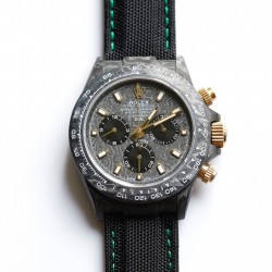 劳力士Rolex Daytona全碳纤维宇宙计时迪通拿横空出世 这款获得瑞士天文台认证的首款全碳纤迪通拿搭载全自动计时7750机械机芯 均调校测试 表盘配蜗形小秒针盘 蓝宝石抗刮损水晶镜面 碳纤维字面 完美复刻 原装同步魔术贴帆布带/橡树胶带 原装扣  更加柔软舒适 方便佩戴 爱不释手的劳力士迪通拿 品不完的一劳永逸！！！