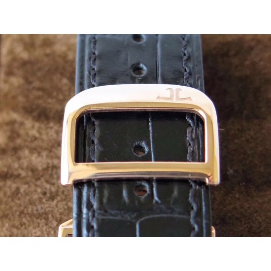 男人魅力新款 Jaeger-LeCoultre 积家 北宸系列 Geographic WT 地理学家世界时腕表采用蓝黑渐变色与全黑色表盘 腕表的凸缘显示全球24个时区 佩戴者可透过10时位置的表冠设定 尺寸42mm表壳 316L钢壳 搭配拱蓝宝石“锅盖”镜面 复刻版:936A/1自动上链 技术无与伦比 城市名部分以乳白色为基底 2时位置的日历显示 6时位置的第二时区显示和10时位置的动力储存显示副表盘饰以太阳放射状饰纹 原装折叠扣! 男人魅力新款 Jaeger-LeCoultre 积家 北宸系列 Geographic WT 地理学家世界时腕表采用蓝黑渐变色与全黑色表盘 腕表的凸缘显示全球24个时区 佩戴者可透过10时位置的表冠设定 尺寸42mm表壳 316L钢壳 搭配拱蓝宝石“锅盖”镜面 复刻版:936A/1自动上链 技术无与伦比 城市名部分以乳白色为基底 2时位置的日历显示 6时位置的第二时区显示和10时位置的动力储存显示副表盘饰以太阳放射状饰纹 原装折叠扣!