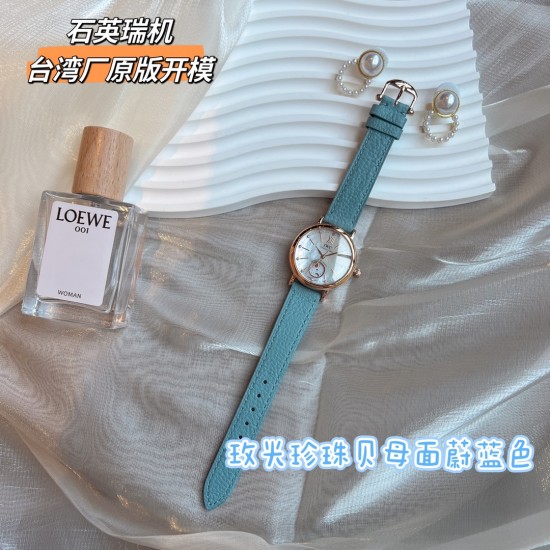 ✨✨IWC万国柏涛菲诺女表 ——昼夜与星辰✨✨,一昼一夜一更替!♥️♥️♥️日月为你转动,把星辰赠予你❤️❤️❤️昼夜显示腕表具有的象征意义,代表着时间的流逝和自然的更迭,日月星辰随时间变化,如太阳随着一天的日出逐渐升起,月亮和星星轮流出现在表盘中,展现腕表的精致和优雅所带有的浪漫色彩,让我们感受到时间的魅力和自然的力量!腕表精致简约,风格百搭,34mm的尺寸更显利落别致,精致美观,也更适合女神的纤细手腕佩戴!内部搭载石英瑞士机芯,蓝宝石玻璃,表带搭配快拆系统! ✨✨IWC万国柏涛菲诺女表 ——昼夜与星辰✨✨,一昼一夜一更替!♥️♥️♥️日月为你转动,把星辰赠予你❤️❤️❤️昼夜显示腕表具有的象征意义,代表着时间的流逝和自然的更迭,日月星辰随时间变化,如太阳随着一天的日出逐渐升起,月亮和星星轮流出现在表盘中,展现腕表的精致和优雅所带有的浪漫色彩,让我们感受到时间的魅力和自然的力量!腕表精致简约,风格百搭,34mm的尺寸更显利落别致,精致美观,也更适合女神的纤细手腕佩戴!内部搭载石英瑞士机芯,蓝宝石玻璃,表带搭配快拆系统!