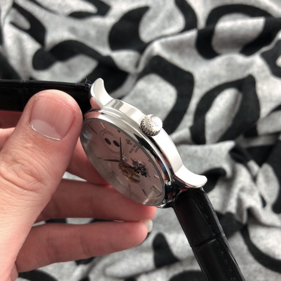 实物拍摄品牌：百达翡丽-PATEK PHILPPE 类型：[酷]男士腕表表壳：316精钢（做工优质）表带：进口小牛皮/316精钢(两种可选)机芯：高级定制全自动机械机芯(走时稳定)材料：高级强化镀膜镜面尺寸：直径40mm 厚度12.5mm