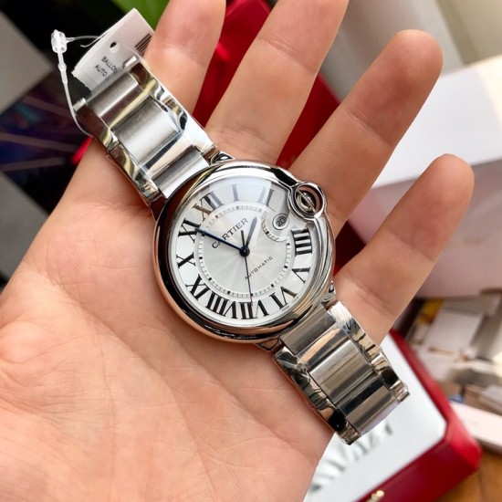 卡地亚 蓝气球「 Cartier 」凹面弧形表壳,扭索雕纹表盘,剑形指针,在卡地亚制表世界中,Ballon Bleu 蓝气球腕表以风格细腻,格调高雅著称。 卡地亚 蓝气球「 Cartier 」凹面弧形表壳,扭索雕纹表盘,剑形指针,在卡地亚制表世界中,Ballon Bleu 蓝气球腕表以风格细腻,格调高雅著称。