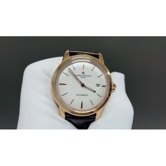 【TW 最新出品爆款推荐 】江诗丹顿Vacheron constantin 经典之美品鉴江诗.丹顿传袭系列腕表!TW制表师团队历时8个月精心设计,敢为人先,力求完美。 款式采用原装9015机芯,每小时振频28800次,零返修质量✅。TW厂独家研发壳套,独家的锅盖玻璃材质!直径40mm,超强3D立体感,超薄工艺。款式表盘上采用经典独家内影作为刻度,更显示出这款腕表的华贵气质。款式搭配意大利牛皮让手腕更贴合舒适 ⌚️江诗丹顿,你终将拥有的腕表 【TW 最新出品爆款推荐 】江诗丹顿Vacheron constantin 经典之美品鉴江诗.丹顿传袭系列腕表!TW制表师团队历时8个月精心设计,敢为人先,力求完美。 款式采用原装9015机芯,每小时振频28800次,零返修质量✅。TW厂独家研发壳套,独家的锅盖玻璃材质!直径40mm,超强3D立体感,超薄工艺。款式表盘上采用经典独家内影作为刻度,更显示出这款腕表的华贵气质。款式搭配意大利牛皮让手腕更贴合舒适 ⌚️江诗丹顿,你终将拥有的腕表