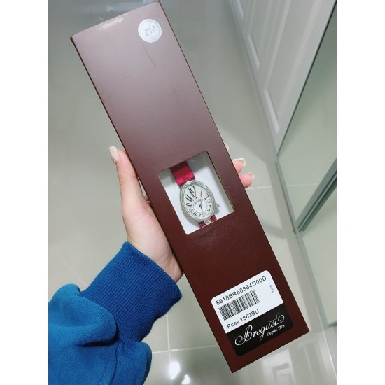 ⚠️到货啦 新版宝玑 实拍 Breguet-宝玑那不勒斯皇后系列! 史上最强最美 超薄 最新升级版本 绝对值得拥有的一款 正品一致的拉丁料绢表带 蓝宝石拱桥弧形玻璃 表盘用天然白色珍珠母贝 阿拉伯数字时符 经典的蓝钢宝玑指针 6点位设有一颗水滴形钻石 机芯是586/1自动上链机 我们一直正品完美复刻 那不勒斯皇后款 绝对的女神气质名媛款 最重要的是百搭得来不失少女心 必入款❗带上一秒变女神,各种派对,晚会,聚会,约会,发布会,让你BlingBling。 ⚠️到货啦 新版宝玑 实拍 Breguet-宝玑那不勒斯皇后系列! 史上最强最美 超薄 最新升级版本 绝对值得拥有的一款 正品一致的拉丁料绢表带 蓝宝石拱桥弧形玻璃 表盘用天然白色珍珠母贝 阿拉伯数字时符 经典的蓝钢宝玑指针 6点位设有一颗水滴形钻石 机芯是586/1自动上链机 我们一直正品完美复刻 那不勒斯皇后款 绝对的女神气质名媛款 最重要的是百搭得来不失少女心 必入款❗带上一秒变女神,各种派对,晚会,聚会,约会,发布会,让你BlingBling。