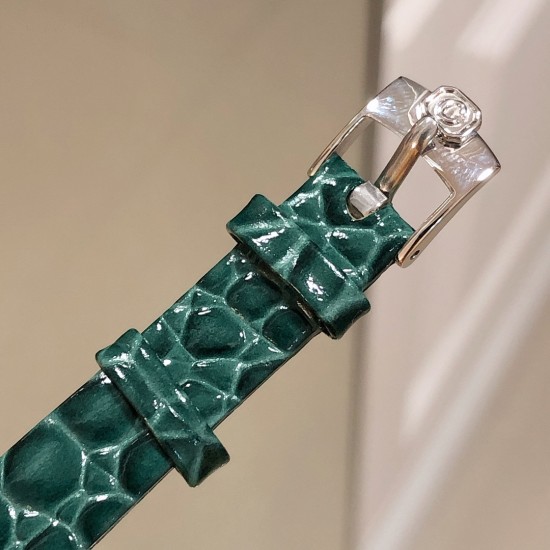 【独家美拍萧邦经邦萧邦HAPPY DIAMONDS系列快乐钻腕表】新增最新绿表盘 蓝宝石玻璃镜面 我们就是自己的神话 原厂瑞士石英机芯 镜面内7颗快乐钻自由转动 活动钻石围绕表盘回旋起舞 制作精巧的表壳玩味透明概念 chopard家标志性的Happy钻石在两片蓝宝石水晶玻璃 形成的空间内自由滑动 充分展现自由和欢快的感觉 表壳顶端与底端各缀有一圈钻石 树叶形指针 较小的同心圆为珍珠母贝质地 呈圆满的球型 两个同心圆环上皆全手工镶有钻石 七颗灵动钻石如悬空漂浮一般 细节见真知 【独家美拍萧邦经邦萧邦HAPPY DIAMONDS系列快乐钻腕表】新增最新绿表盘 蓝宝石玻璃镜面 我们就是自己的神话 原厂瑞士石英机芯 镜面内7颗快乐钻自由转动 活动钻石围绕表盘回旋起舞 制作精巧的表壳玩味透明概念 chopard家标志性的Happy钻石在两片蓝宝石水晶玻璃 形成的空间内自由滑动 充分展现自由和欢快的感觉 表壳顶端与底端各缀有一圈钻石 树叶形指针 较小的同心圆为珍珠母贝质地 呈圆满的球型 两个同心圆环上皆全手工镶有钻石 七颗灵动钻石如悬空漂浮一般 细节见真知