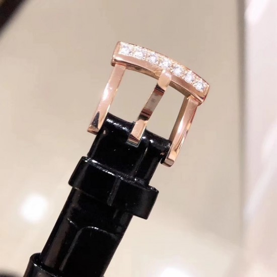 萧邦新款鸟巢, 最新贝母表盘LHEUR DU DIAMANT珠宝镶系列,全套精钢镂空打造,光滑精致无暇,采用最新手法三爪镶石工艺,与原装正品一致,尺寸及细节完美至无可挑剔,表扣呈现的弧度与镂空的鸟巢壳身完美绝配。 萧邦新款鸟巢, 最新贝母表盘LHEUR DU DIAMANT珠宝镶系列,全套精钢镂空打造,光滑精致无暇,采用最新手法三爪镶石工艺,与原装正品一致,尺寸及细节完美至无可挑剔,表扣呈现的弧度与镂空的鸟巢壳身完美绝配。