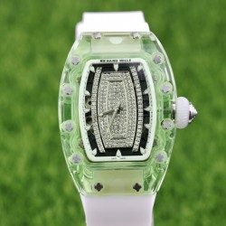 实拍 理查德•米勒清凉夏日最新款RichardMille RM 07-02✨酒桶形表壳由整块绿色由有机玻璃打造而成，配用原装西铁城全自动机芯，顶级橡树表带。尺寸为46mmx32mmx14mm。表壳加工无论从工程还是技术角度都堪称挑战，没有丝毫容错空间。女装腕表以著名的鸡尾酒及其蕴含的精神思潮为灵感。