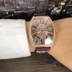 法兰克 穆勒Franck Muller 全新满天星系列⚓️搭载进口日本西铁城机械机芯⚙️18K电镀工艺意大利双面小牛皮原装针扣酒桶形拱桥状精钢表壳⚫️手工全镶嵌施华洛水晶钻 高贵霸气尺寸43*55mm高尚的艺术 精湛的工艺 一经发布 无不轰动