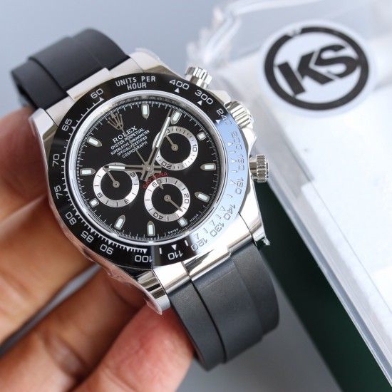 顶级做工KS出品:劳力士 恒动宇宙计时型迪通拿 【尺寸】40MM【表镜】抗刮损蓝水晶玻璃 防反光凸透式放大日历窗【表壳】上链表冠,旋入式三扣锁三重防水系统【机芯】采用7750机芯,高效精准稳定【表带】腕表搭配折叠式表扣,且表扣具有微调装置,可以调到非常的贴合手腕 折叠扣 超强夜光 防水大于100米 顶级做工KS出品:劳力士 恒动宇宙计时型迪通拿 【尺寸】40MM【表镜】抗刮损蓝水晶玻璃 防反光凸透式放大日历窗【表壳】上链表冠,旋入式三扣锁三重防水系统【机芯】采用7750机芯,高效精准稳定【表带】腕表搭配折叠式表扣,且表扣具有微调装置,可以调到非常的贴合手腕 折叠扣 超强夜光 防水大于100米