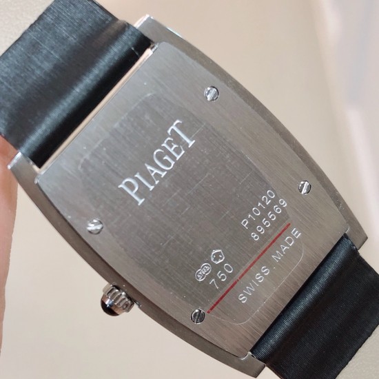 PlAGET-伯爵 Limelight酒桶形系列!尺寸27 x 38毫米。镶饰方形美钻。黑色陶瓷表冠。表扣镶饰13颗圆形美钻。蓝宝石水晶玻璃。这款Limelight酒桶形腕表犹如一套女装晚礼服,其白金表壳的每一面都镶饰着两行排列整齐的圆形美钻,将奢华优雅演绎得淋漓尽致。黑色的陶瓷表冠与黑色丝缎表带彼此呼应,形成了绝妙的搭配。银色的表盘泛着彩虹的光晕,而精巧纤细的黑色罗马数字时标则记录着光阴的流转,一览无遗。请认准独家细节品质。 PlAGET-伯爵 Limelight酒桶形系列!尺寸27 x 38毫米。镶饰方形美钻。黑色陶瓷表冠。表扣镶饰13颗圆形美钻。蓝宝石水晶玻璃。这款Limelight酒桶形腕表犹如一套女装晚礼服,其白金表壳的每一面都镶饰着两行排列整齐的圆形美钻,将奢华优雅演绎得淋漓尽致。黑色的陶瓷表冠与黑色丝缎表带彼此呼应,形成了绝妙的搭配。银色的表盘泛着彩虹的光晕,而精巧纤细的黑色罗马数字时标则记录着光阴的流转,一览无遗。请认准独家细节品质。