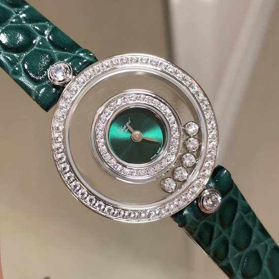 【独家美拍萧邦经邦萧邦HAPPY DIAMONDS系列快乐钻腕表】新增最新绿表盘 蓝宝石玻璃镜面 我们就是自己的神话 原厂瑞士石英机芯 镜面内7颗快乐钻自由转动 活动钻石围绕表盘回旋起舞 制作精巧的表壳玩味透明概念 chopard家标志性的Happy钻石在两片蓝宝石水晶玻璃 形成的空间内自由滑动 充分展现自由和欢快的感觉 表壳顶端与底端各缀有一圈钻石 树叶形指针 较小的同心圆为珍珠母贝质地 呈圆满的球型 两个同心圆环上皆全手工镶有钻石 七颗灵动钻石如悬空漂浮一般 细节见真知 【独家美拍萧邦经邦萧邦HAPPY DIAMONDS系列快乐钻腕表】新增最新绿表盘 蓝宝石玻璃镜面 我们就是自己的神话 原厂瑞士石英机芯 镜面内7颗快乐钻自由转动 活动钻石围绕表盘回旋起舞 制作精巧的表壳玩味透明概念 chopard家标志性的Happy钻石在两片蓝宝石水晶玻璃 形成的空间内自由滑动 充分展现自由和欢快的感觉 表壳顶端与底端各缀有一圈钻石 树叶形指针 较小的同心圆为珍珠母贝质地 呈圆满的球型 两个同心圆环上皆全手工镶有钻石 七颗灵动钻石如悬空漂浮一般 细节见真知