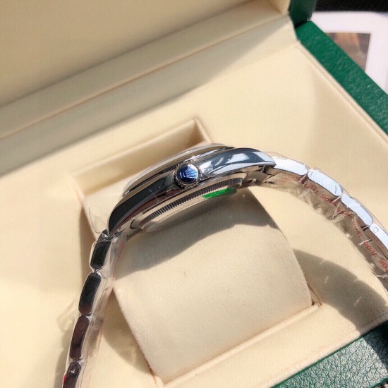 ROLEX 劳力士 蚝式恒动型 超卓性能,高效稳定,三格链节舒适度极佳,圆拱型外圈搭配上对版的彩色表盘,非常独特的设计,在光线下会有一种莹润,透亮的感觉# 字体样式 模具均选与ROLEX相同字体,防刮损蓝宝石玻璃镜面,旋入式表冠,双扣锁双重防水!表扣内侧外侧图标细节同原版激光雕刻工艺,瑞士冰蓝色棒状时标夜光! ROLEX 劳力士 蚝式恒动型 超卓性能,高效稳定,三格链节舒适度极佳,圆拱型外圈搭配上对版的彩色表盘,非常独特的设计,在光线下会有一种莹润,透亮的感觉# 字体样式 模具均选与ROLEX相同字体,防刮损蓝宝石玻璃镜面,旋入式表冠,双扣锁双重防水!表扣内侧外侧图标细节同原版激光雕刻工艺,瑞士冰蓝色棒状时标夜光!
