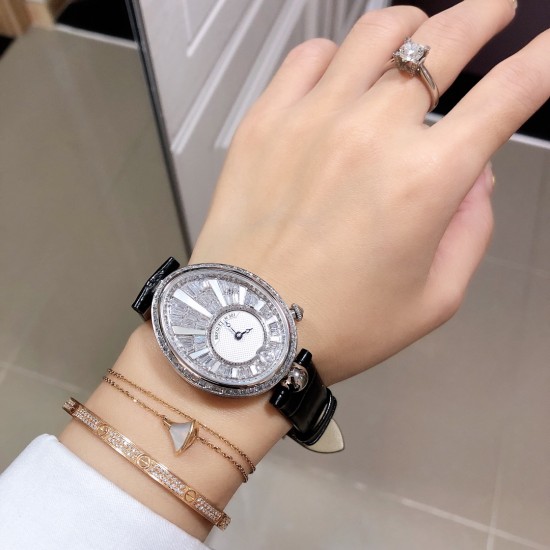 实拍 Breguet 宝玑 最新系列 满天星T钻 经典的蓝钢宝玑指针 机芯是进口自动上链机 我们一直正品完美复刻 那不勒斯皇后款 绝对的女神气质名媛款 最重要的是百搭得来不失少女心 必入款❗带上一秒变女神,各种派对,晚会,聚会,约会,发布会,让你BlingBling 实拍 Breguet 宝玑 最新系列 满天星T钻 经典的蓝钢宝玑指针 机芯是进口自动上链机 我们一直正品完美复刻 那不勒斯皇后款 绝对的女神气质名媛款 最重要的是百搭得来不失少女心 必入款❗带上一秒变女神,各种派对,晚会,聚会,约会,发布会,让你BlingBling