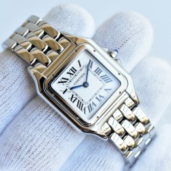 实拍 GF最强女表系列——卡地亚猎豹Panthre de Cartier。华丽而不羁，是Panthre de Cartier猎豹所传达的美学风格。它线条流畅，魅惑动人，柔软服帖于腕间，宛若在肌肤上翩翩起舞。独特的造型彰显成熟优雅、自信动人的女性形象。GF工厂以精湛技艺，原装开模，打造出与正品无异的精美流线表耳，与表壳一体成型。搭载瑞士朗达石英机芯，316L精钢壳套，尺寸：27 x 37毫米，厚度：6毫米，表冠镶嵌一颗合成蓝色尖晶石，镀银表盘，剑形蓝钢指针，100%三度防水。搭配专柜旅行包装物料。